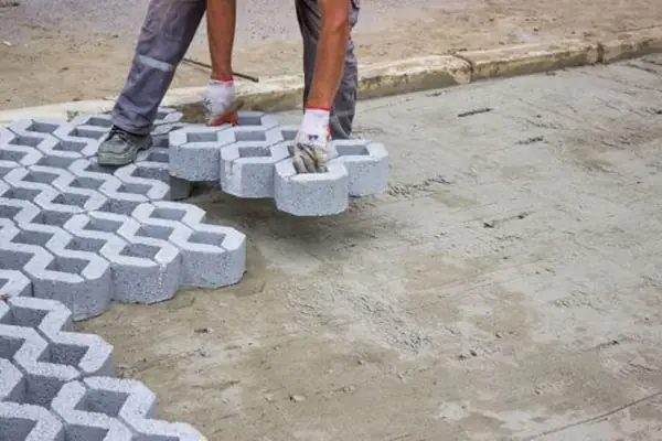 Cách Lát Gạch Trồng Cỏ Đẹp, Chuẩn Kỹ Thuật Cho Sân Vườn & Lối Đi Cách Lát Gạch Trồng Cỏ Đẹp, Chuẩn Kỹ Thuật Cho Sân Vườn & Lối Đi
